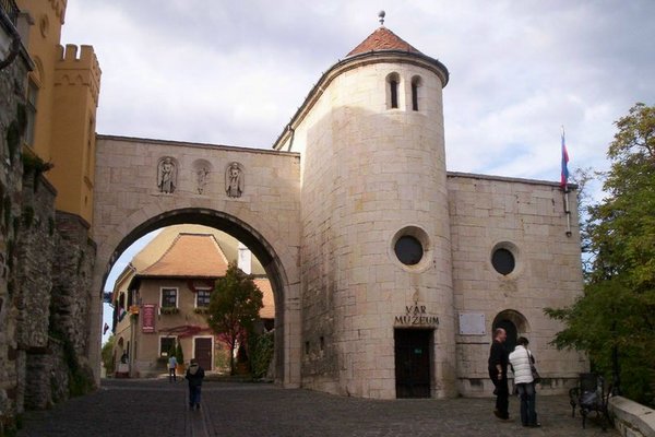 Várkapu és a Vármúzeum
